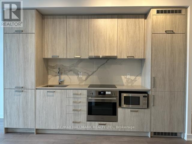 822 - 38 Honeycrisp Crescent, Vaughan, ON - Indoor Photo Showing Kitchen