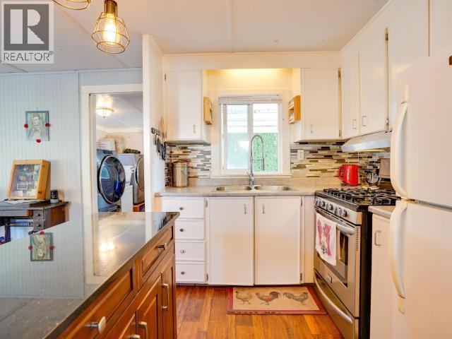 7-9298 Williams Rd, Powell River, BC - Indoor Photo Showing Kitchen With Double Sink