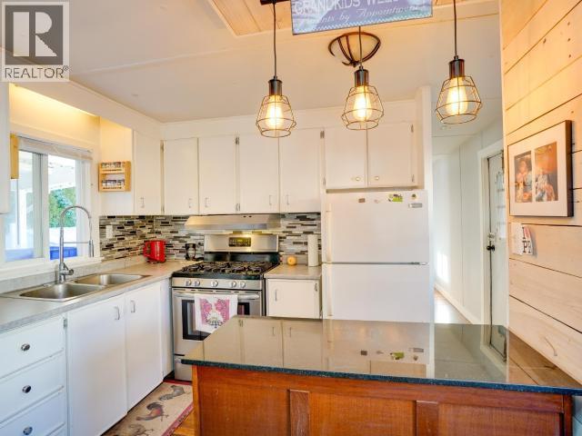 7-9298 Williams Rd, Powell River, BC - Indoor Photo Showing Kitchen With Double Sink
