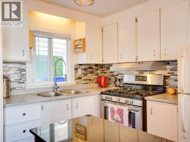7-9298 Williams Rd, Powell River, BC - Indoor Photo Showing Kitchen With Double Sink