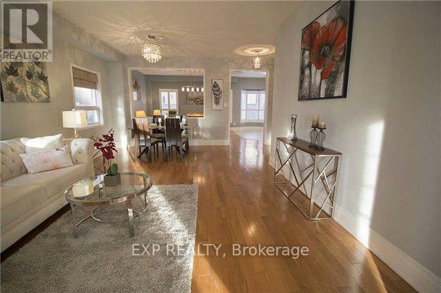 3 Trish Drive, Richmond Hill, ON - Indoor Photo Showing Living Room
