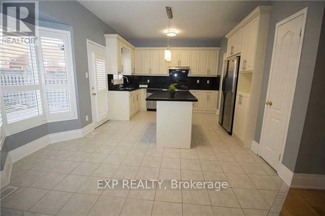 3 Trish Drive, Richmond Hill, ON - Indoor Photo Showing Kitchen