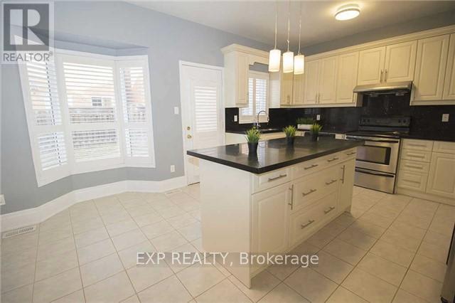 3 Trish Drive, Richmond Hill, ON - Indoor Photo Showing Kitchen