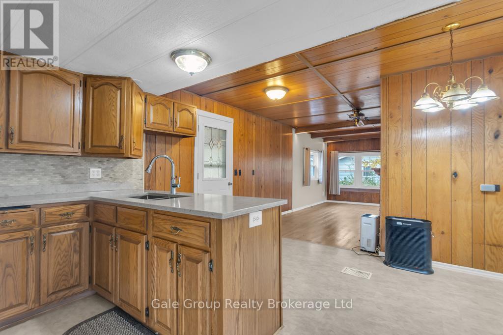 596101 Hwy 59 Tropicana #15 Crescent E, East Zorra-Tavistock (Hidden Valley), ON - Indoor Photo Showing Kitchen