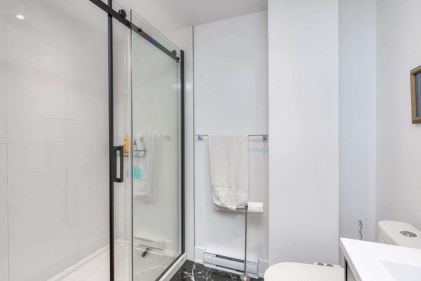 Salle de bains attenante à la CCP - 612-365 Boul. Brunswick, Pointe-Claire, QC - Indoor Photo Showing Bathroom