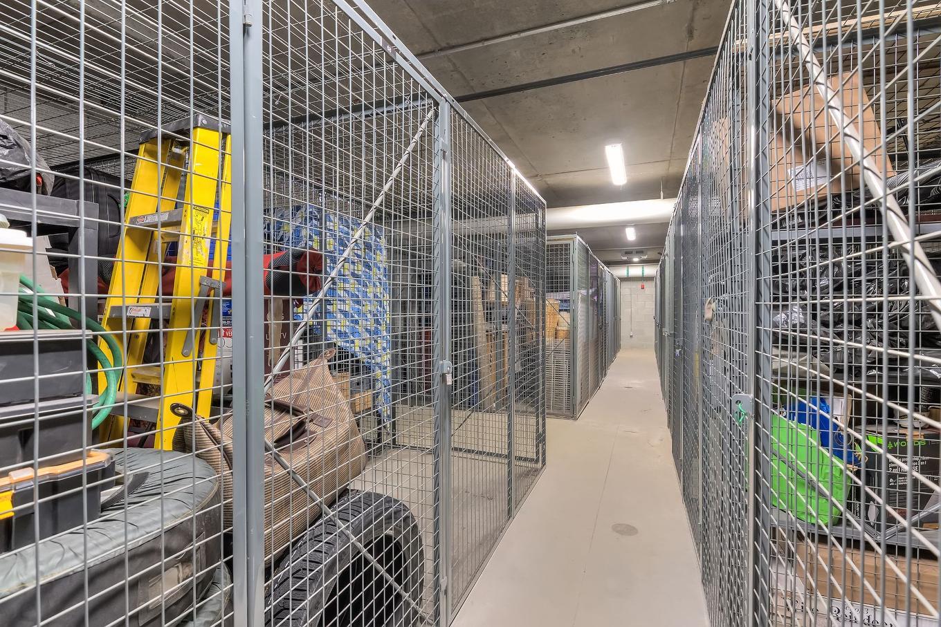 Rangement - 612-365 Boul. Brunswick, Pointe-Claire, QC - Indoor With Storage