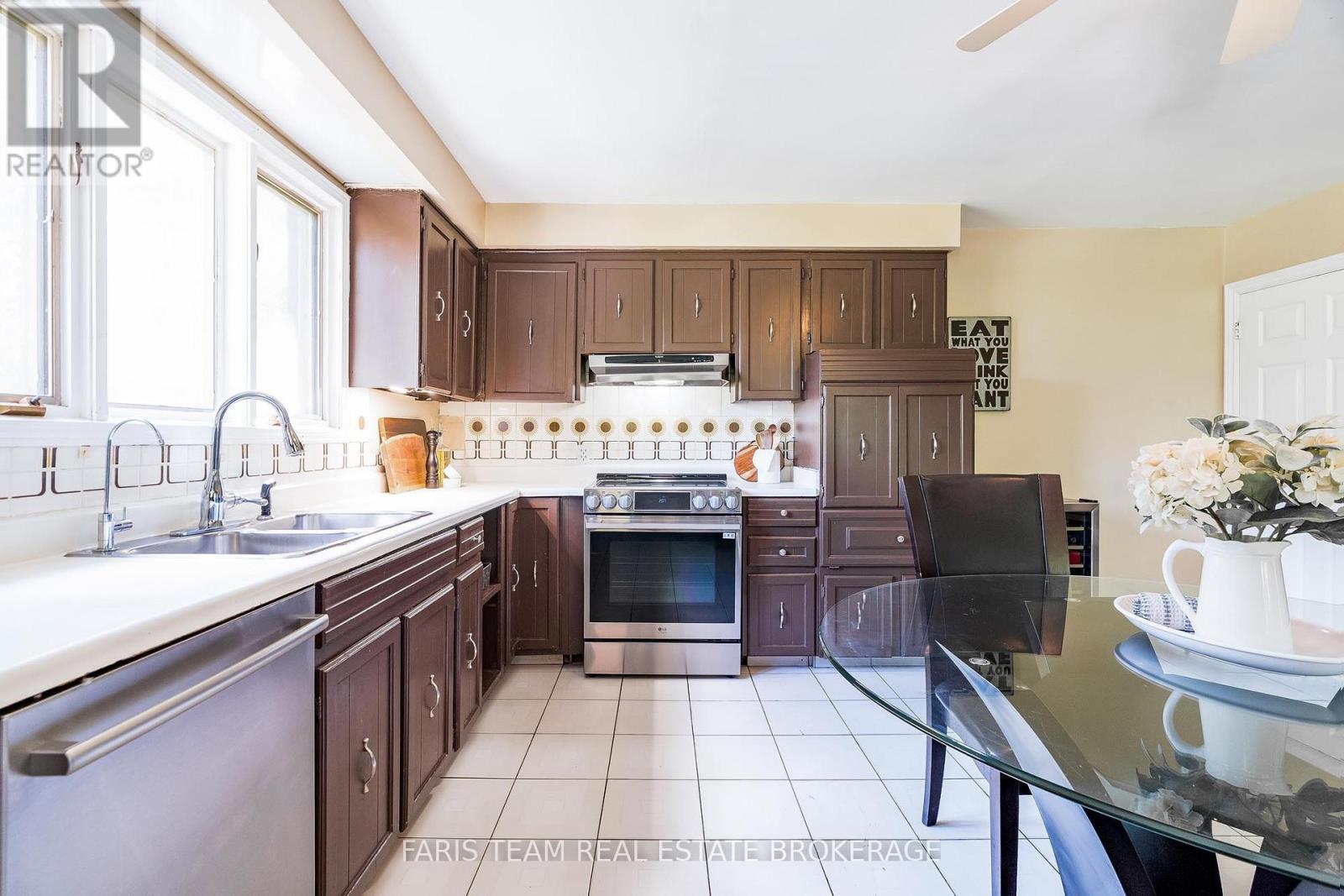 175 South Summit Farm Road, King, ON - Indoor Photo Showing Kitchen With Double Sink
