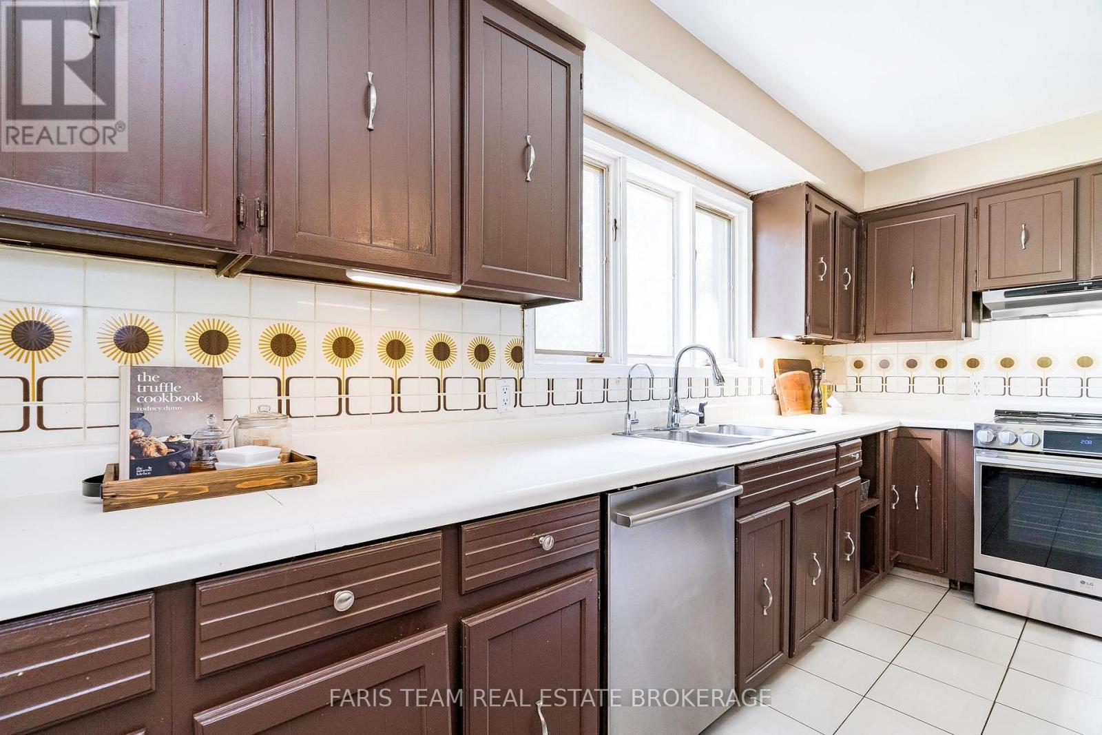175 South Summit Farm Road, King, ON - Indoor Photo Showing Kitchen