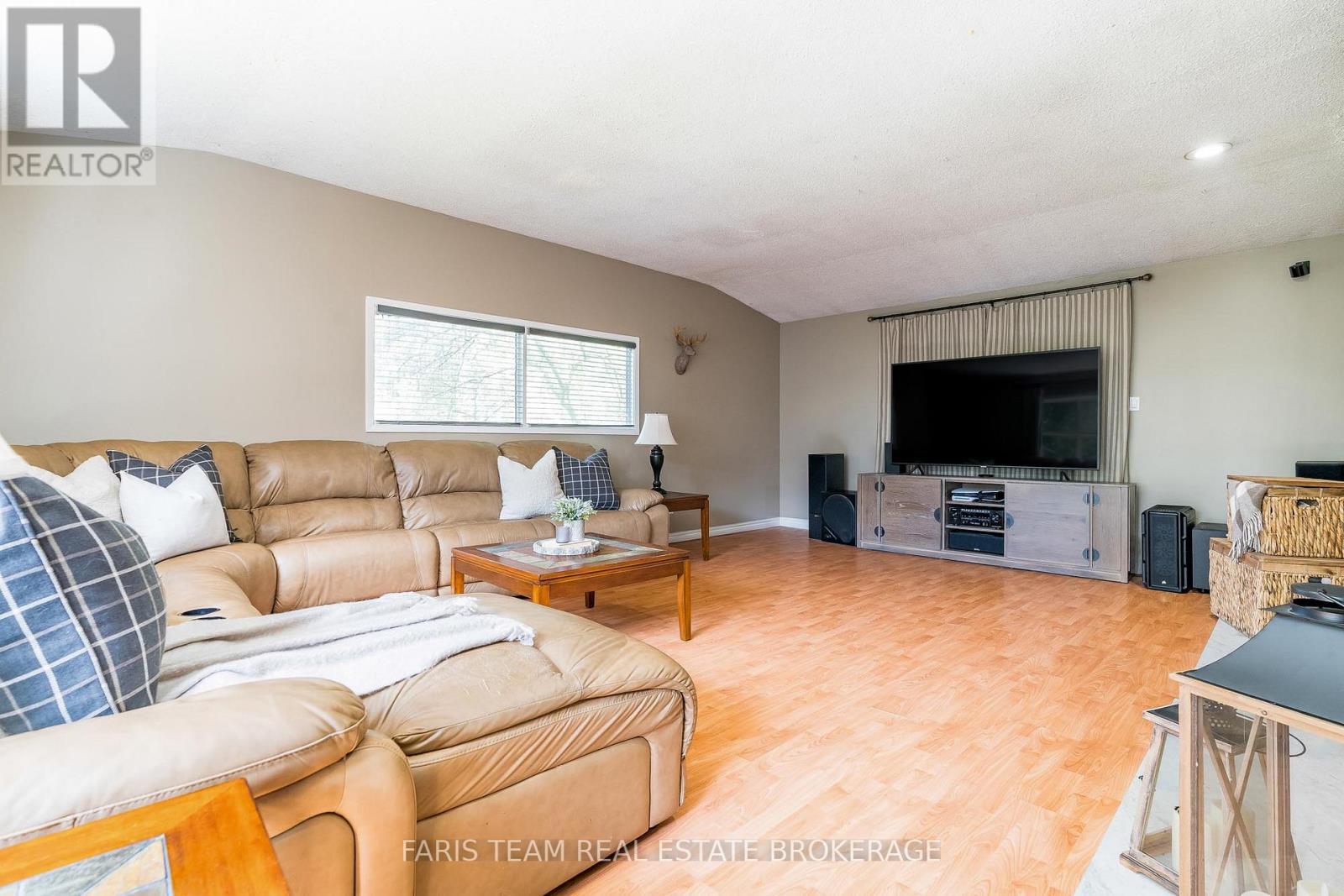 175 South Summit Farm Road, King, ON - Indoor Photo Showing Living Room