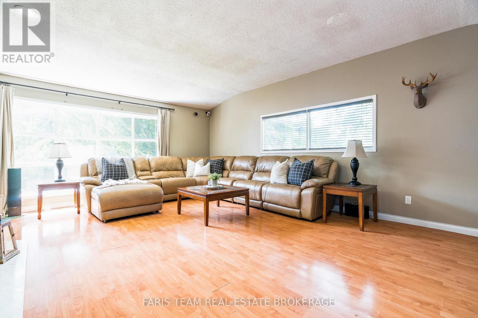 175 South Summit Farm Road, King, ON - Indoor Photo Showing Living Room