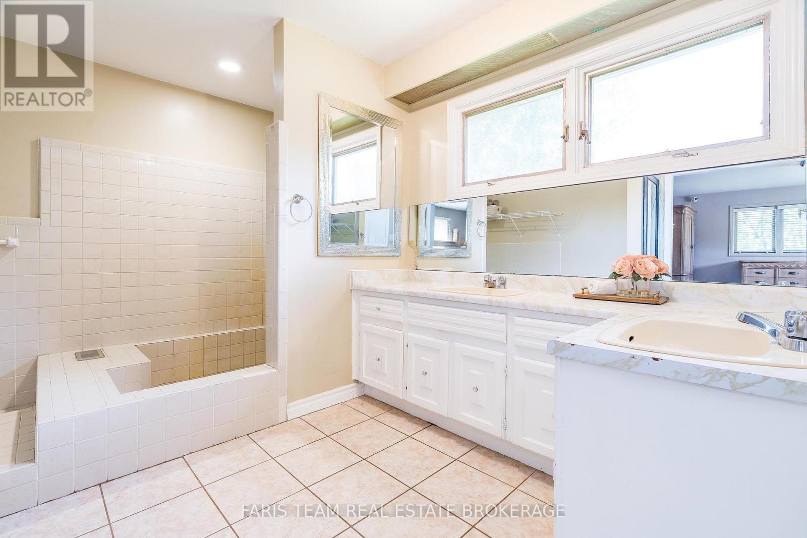 175 South Summit Farm Road, King, ON - Indoor Photo Showing Bathroom