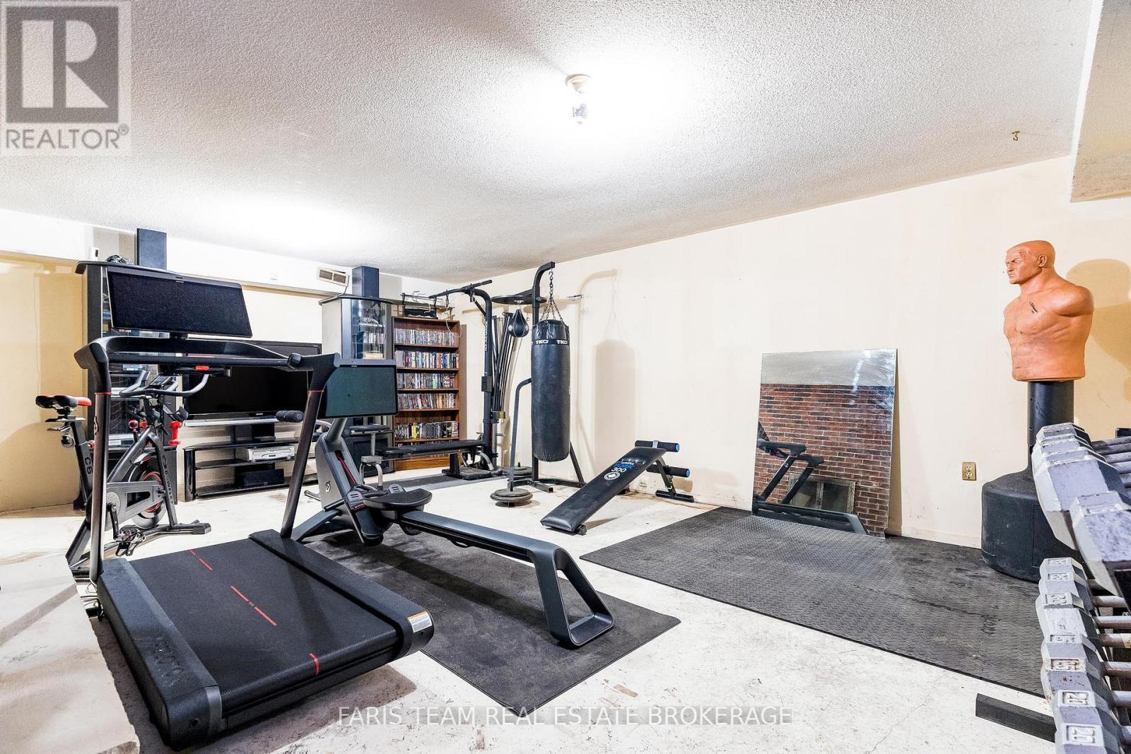 175 South Summit Farm Road, King, ON - Indoor Photo Showing Gym Room