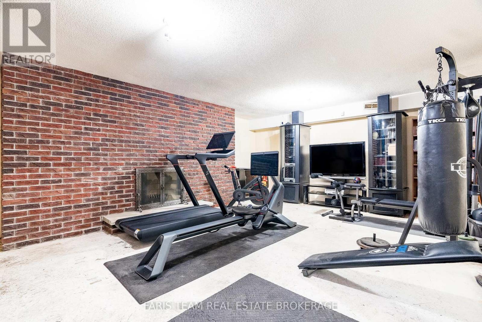 175 South Summit Farm Road, King, ON - Indoor Photo Showing Gym Room