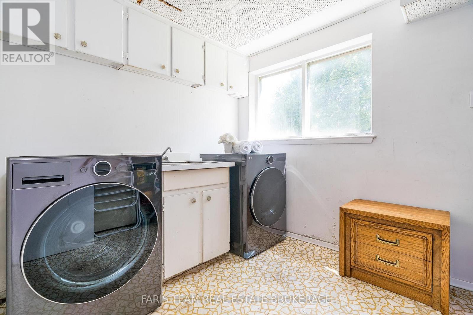 175 South Summit Farm Road, King, ON - Indoor Photo Showing Laundry Room