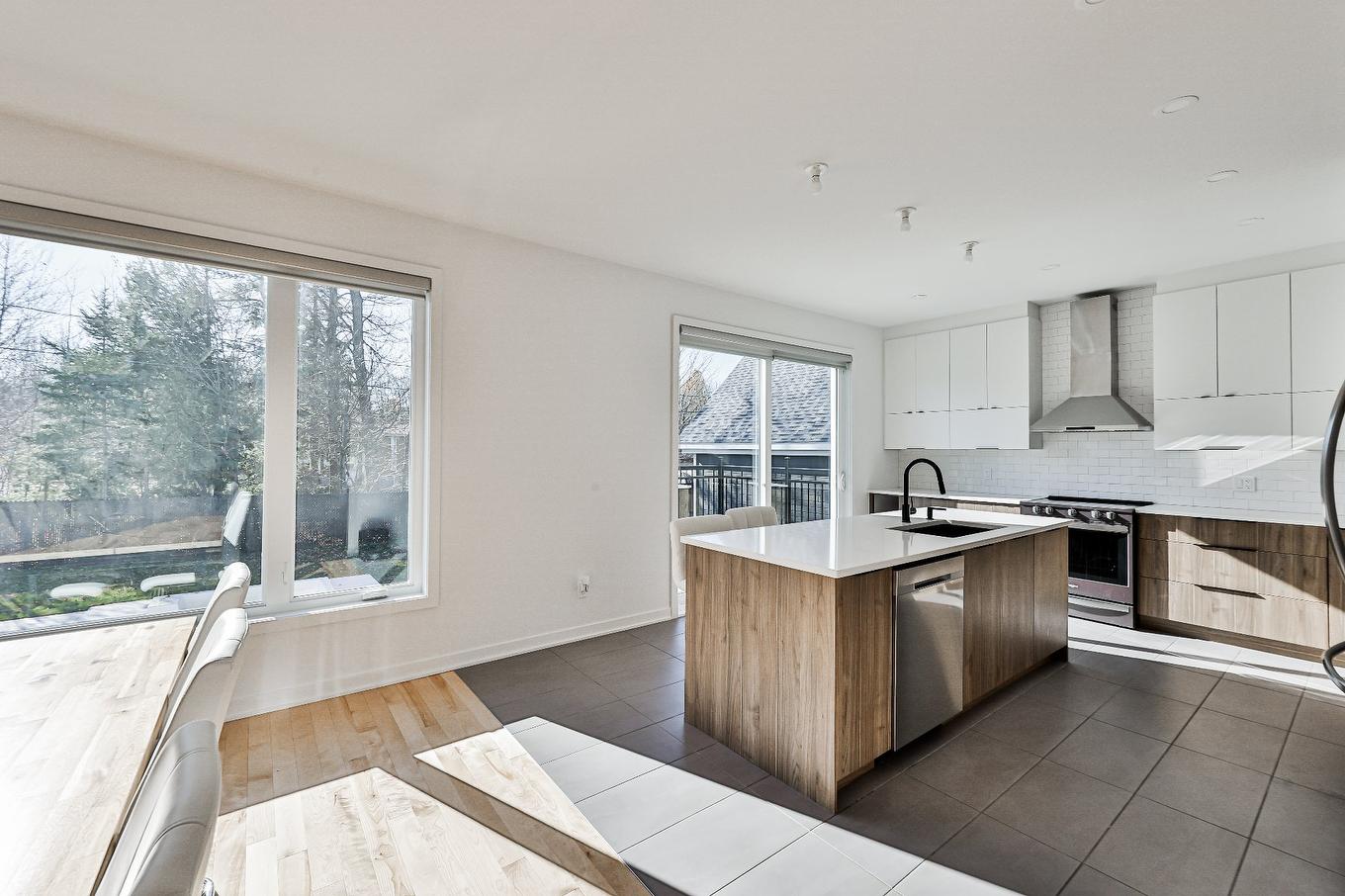 Kitchen - 34 Rue Clarence, Saint-Lin/Laurentides, QC - Indoor Photo Showing Kitchen With Upgraded Kitchen