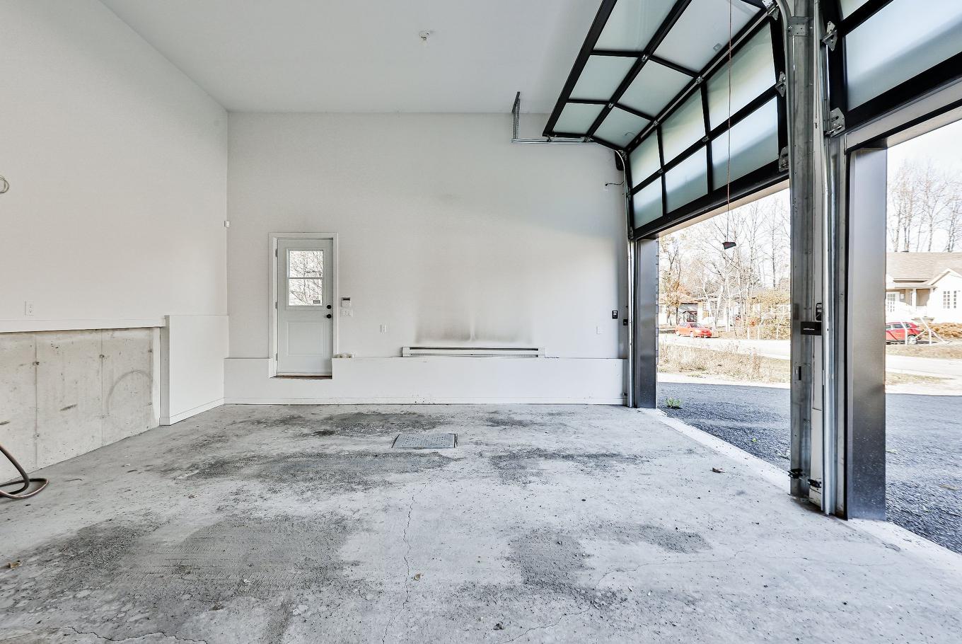 Garage - 34 Rue Clarence, Saint-Lin/Laurentides, QC - Indoor Photo Showing Other Room