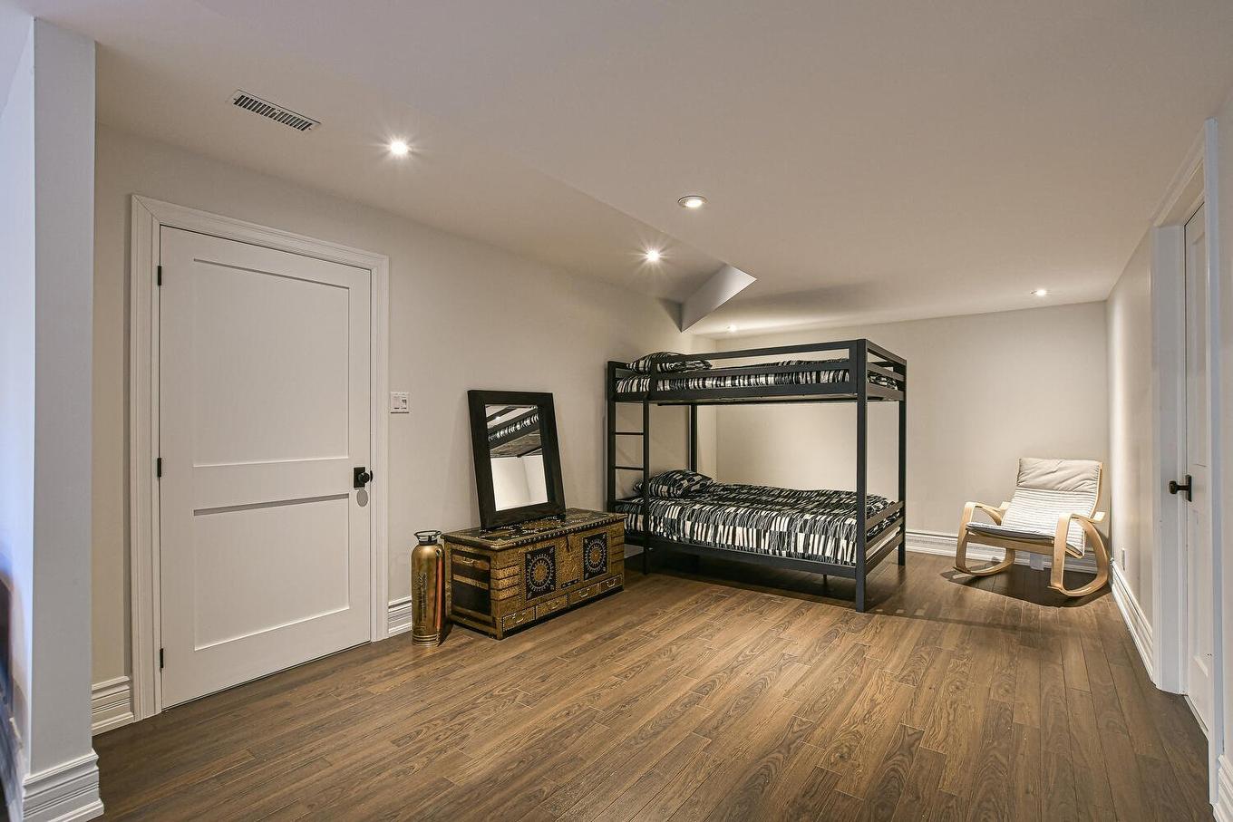 Salle familiale - 135 Ch. Fournel, Sainte-Anne-Des-Lacs, QC - Indoor