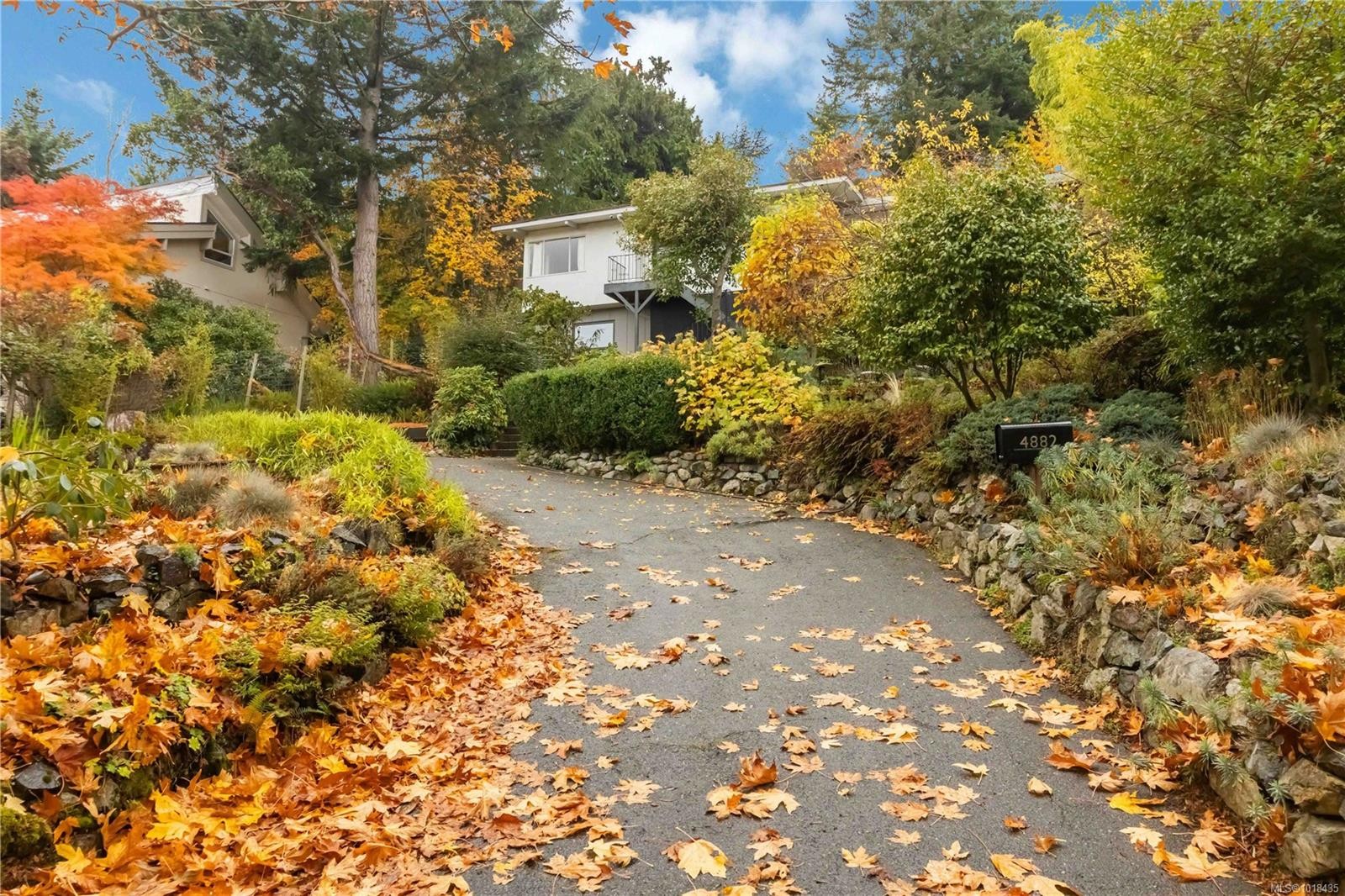 4882 Lochside Dr, Saanich, BC