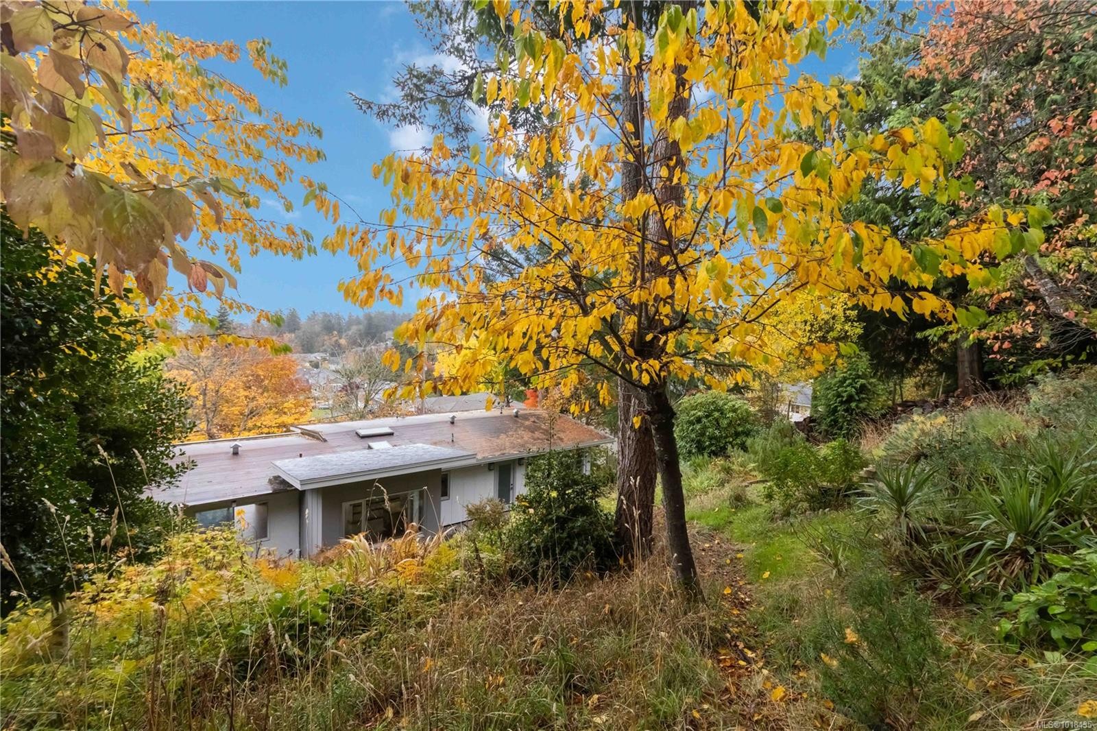 4882 Lochside Dr, Saanich, BC