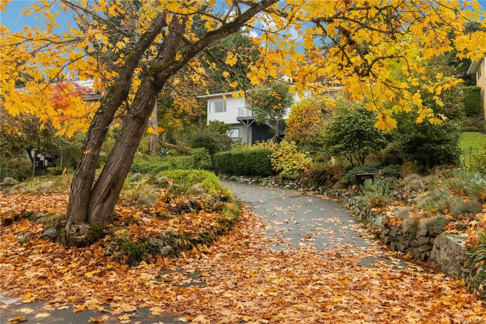 4882 Lochside Dr, Saanich, BC