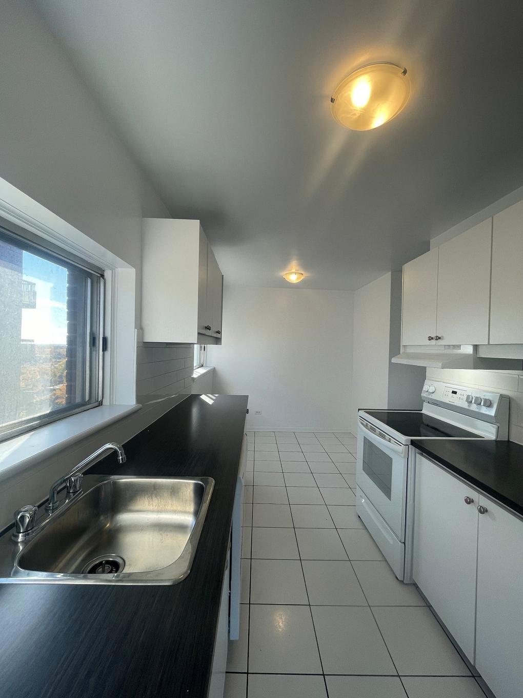 Cuisine - 1602-5150 Av. Macdonald, Côte-Saint-Luc, QC - Indoor Photo Showing Kitchen With Double Sink