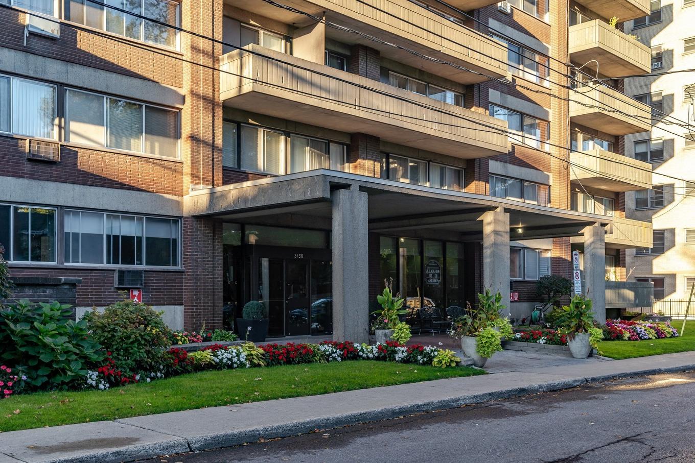 Entrée extérieure - 1602-5150 Av. Macdonald, Côte-Saint-Luc, QC - Outdoor With Balcony With Facade
