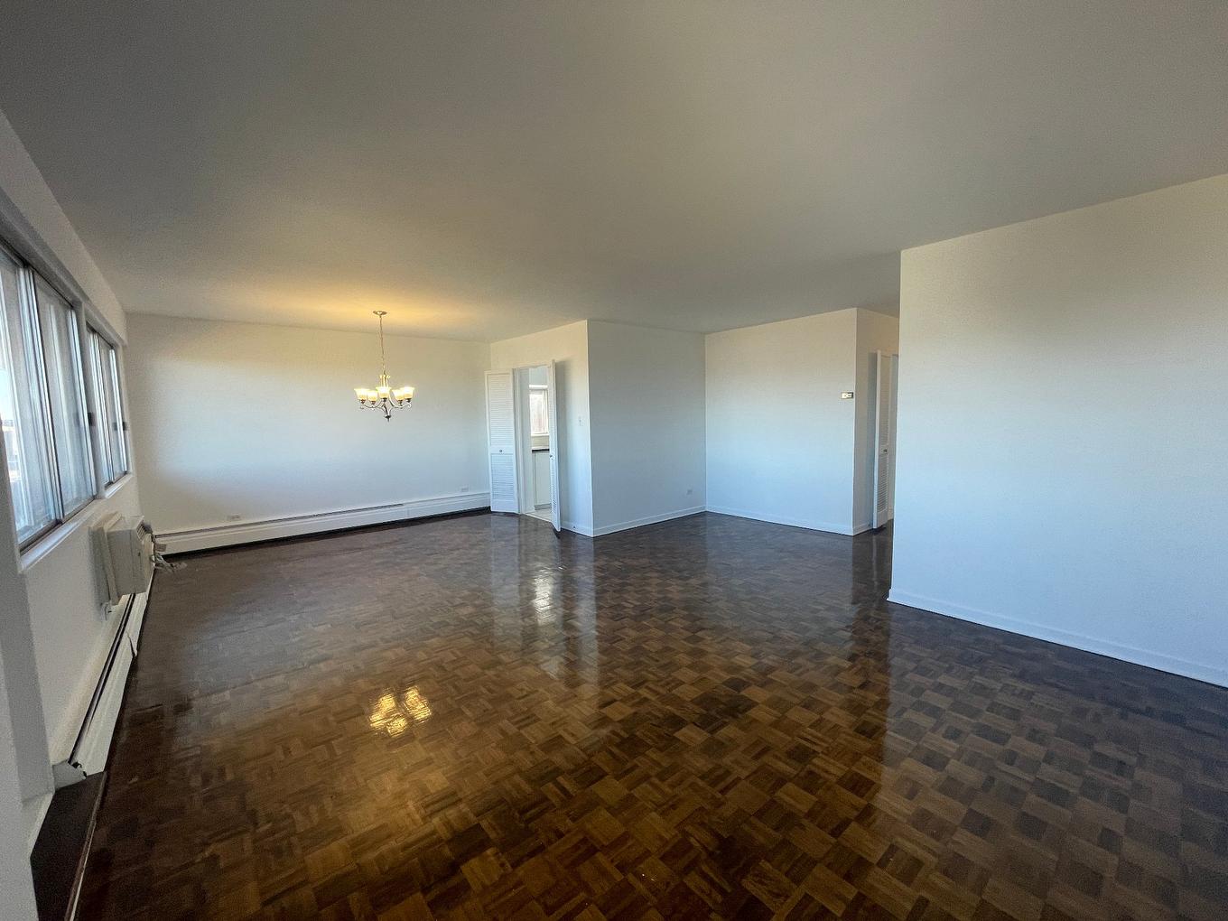 Salon - 1602-5150 Av. Macdonald, Côte-Saint-Luc, QC - Indoor Photo Showing Other Room