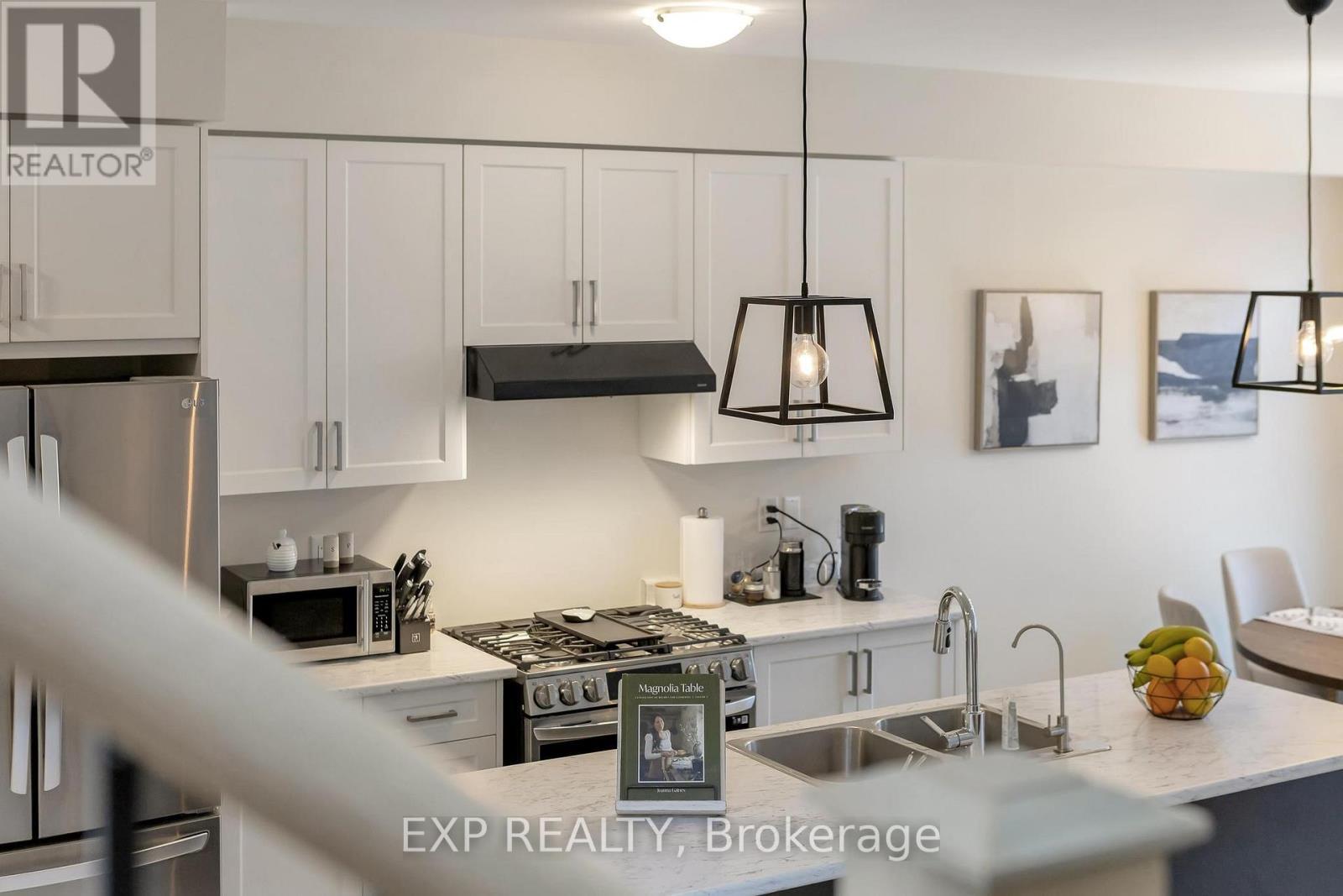 6 Sundin Drive, Haldimand, ON - Indoor Photo Showing Kitchen With Double Sink With Upgraded Kitchen