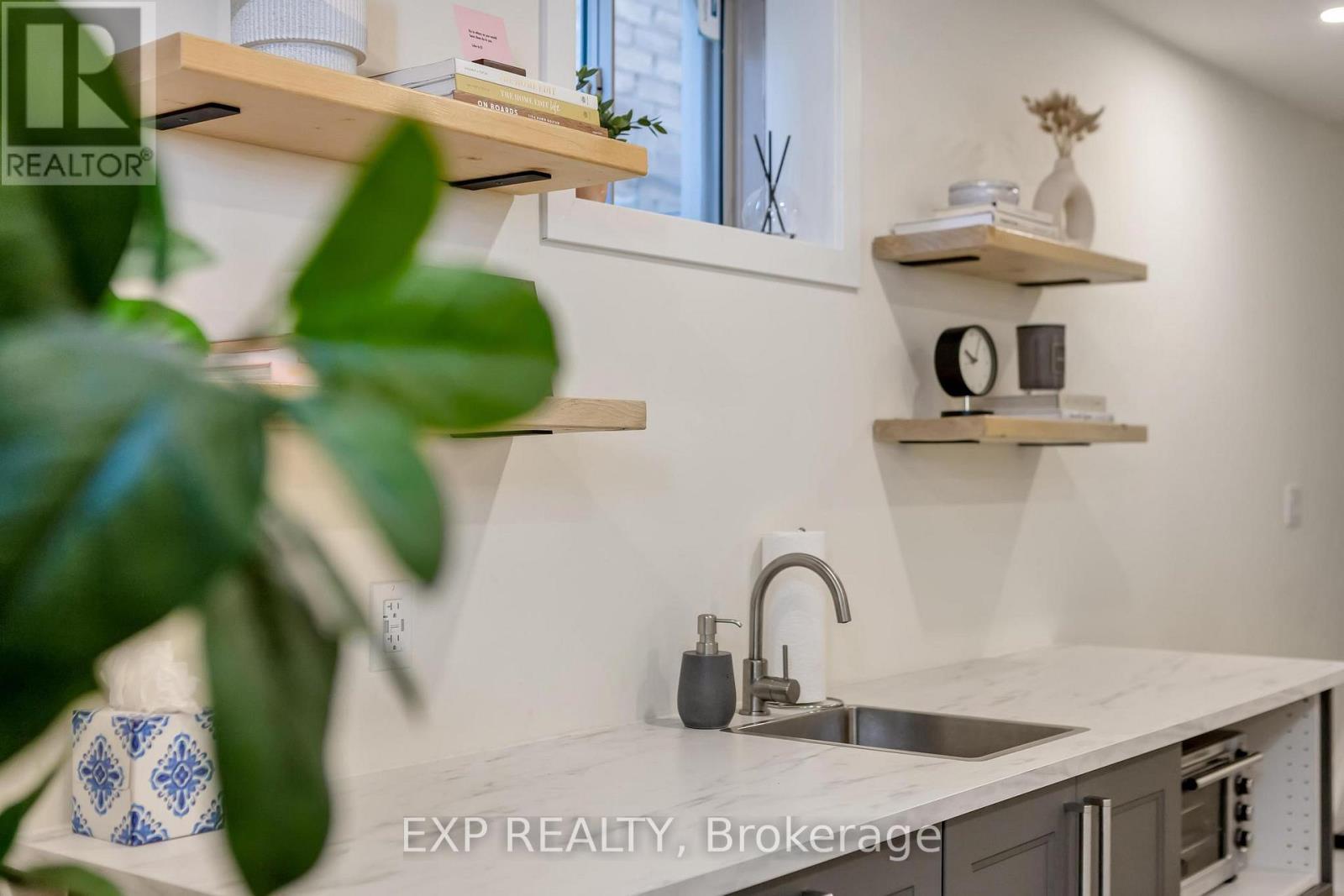 6 Sundin Drive, Haldimand, ON - Indoor Photo Showing Kitchen