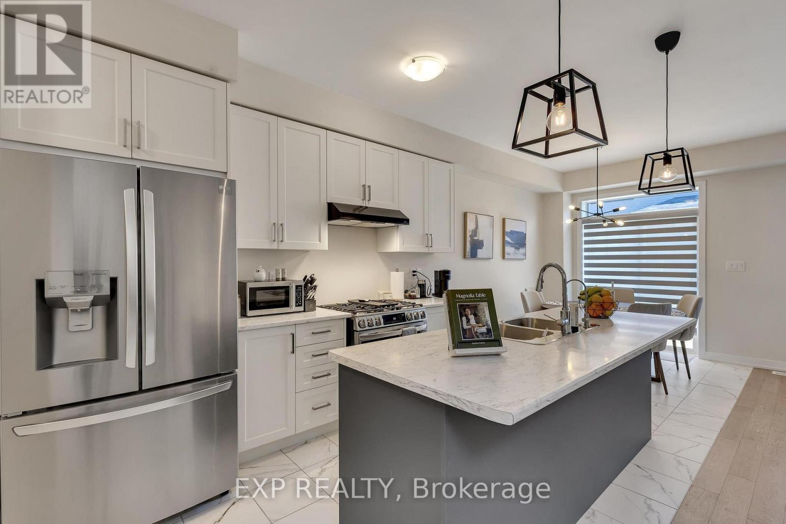 6 Sundin Drive, Haldimand, ON - Indoor Photo Showing Kitchen With Double Sink With Upgraded Kitchen
