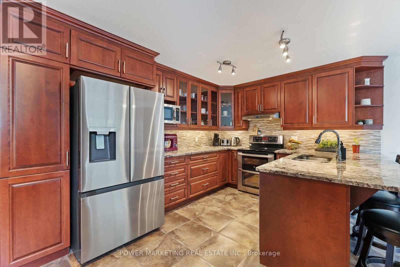 1809 Chopin Place, Ottawa, ON - Indoor Photo Showing Kitchen With Upgraded Kitchen