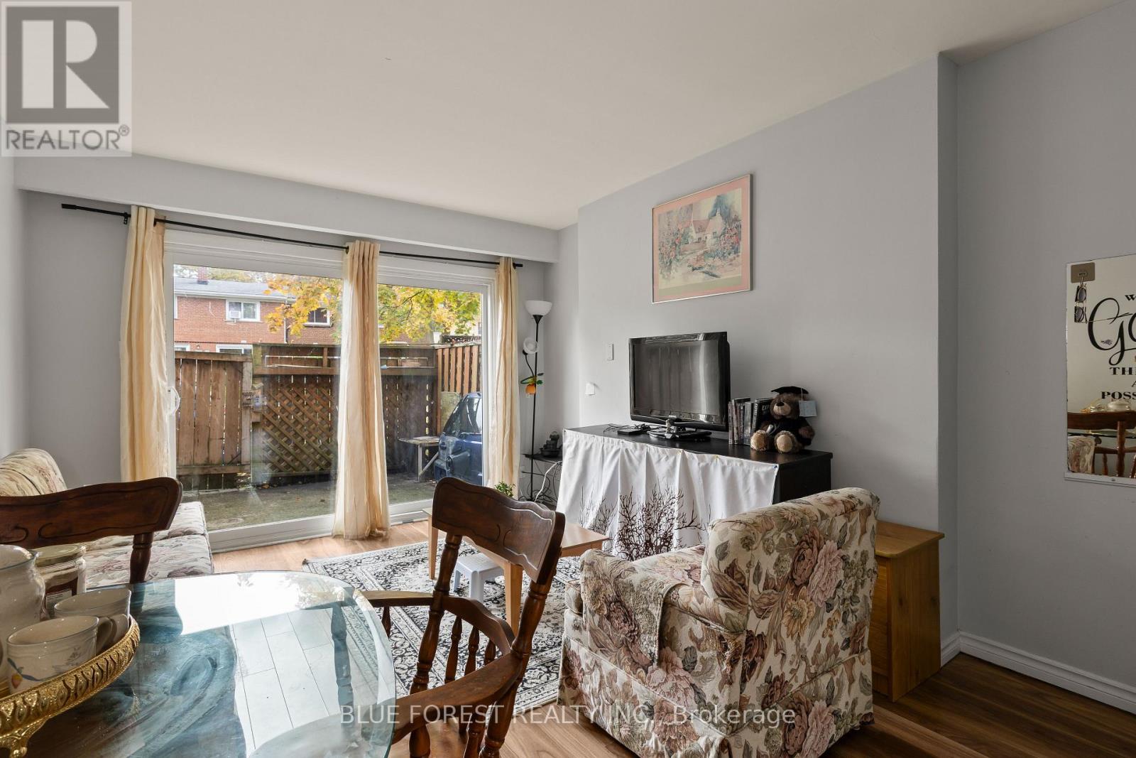 63 Arbour Glen Crescent, London East (East A), ON - Indoor Photo Showing Living Room