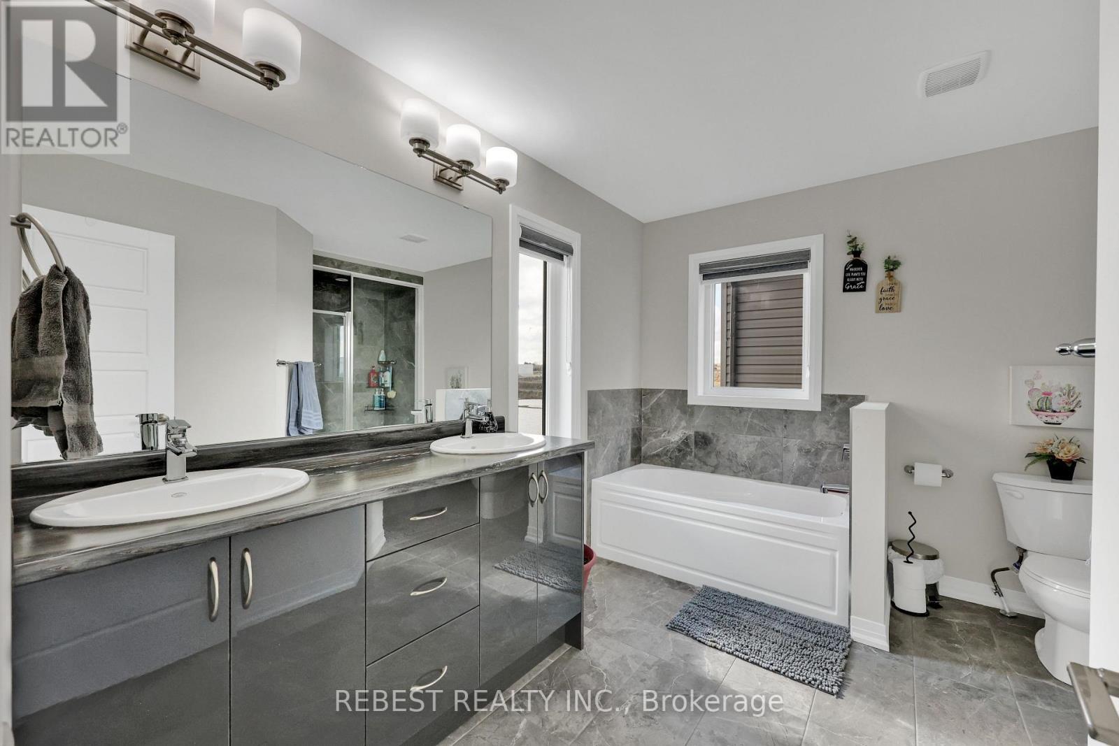 130 Hitchman Street, Brant, ON - Indoor Photo Showing Bathroom