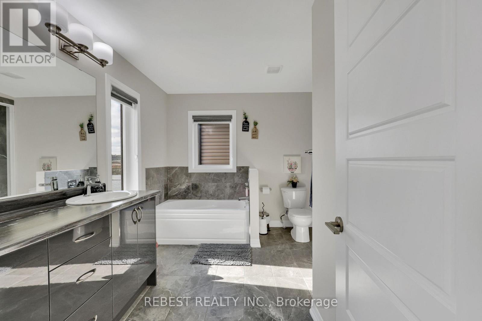 130 Hitchman Street, Brant, ON - Indoor Photo Showing Bathroom
