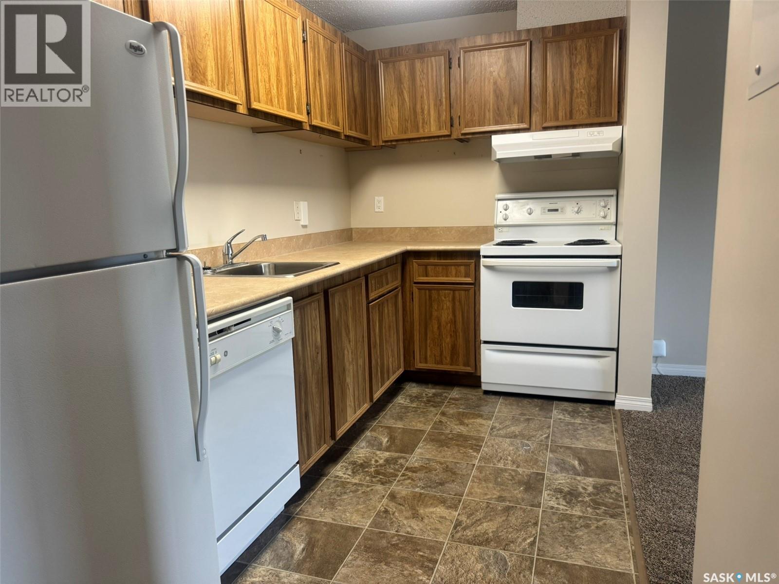 207 1808 Eaglesham Avenue, Weyburn, SK - Indoor Photo Showing Kitchen