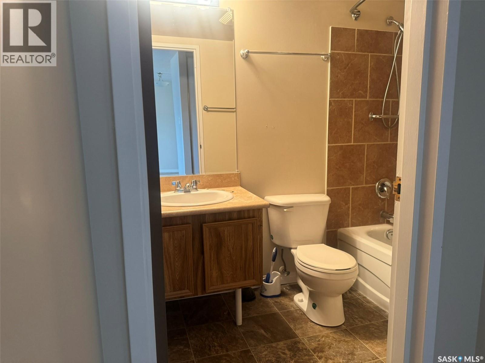 207 1808 Eaglesham Avenue, Weyburn, SK - Indoor Photo Showing Bathroom