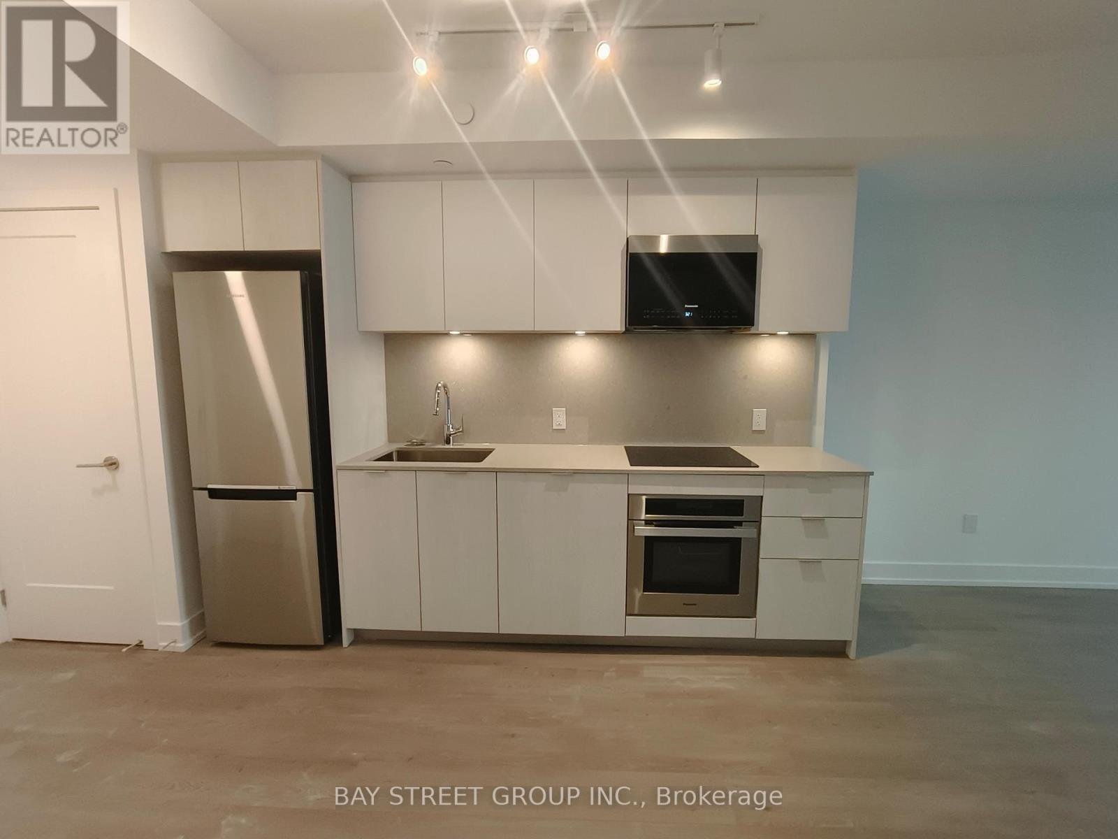 303 - 8 Cedarland Drive, Markham, ON - Indoor Photo Showing Kitchen