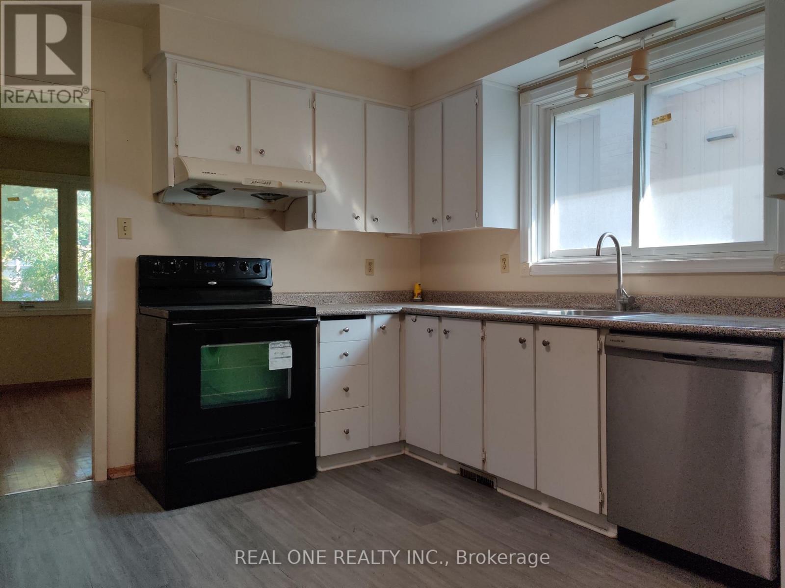 Upper - 93 Southdale Drive, Markham, ON - Indoor Photo Showing Kitchen