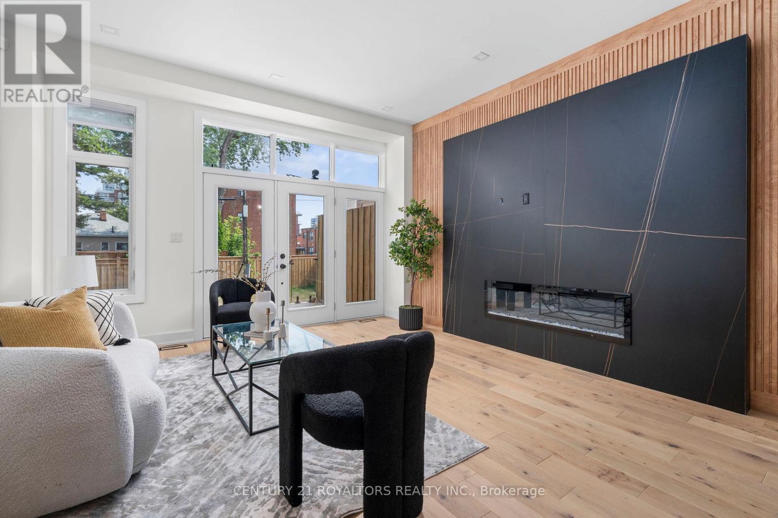 5B Pine Avenue N, Mississauga, ON - Indoor Photo Showing Living Room
