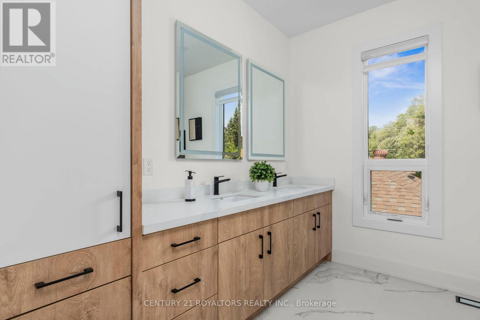 5B Pine Avenue N, Mississauga, ON - Indoor Photo Showing Bathroom