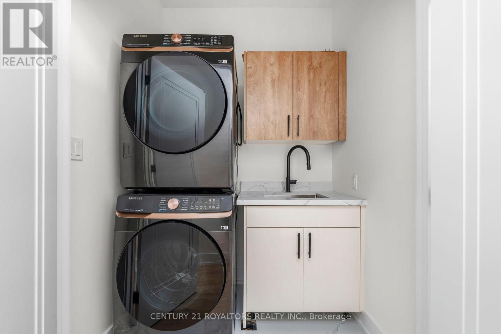 5B Pine Avenue N, Mississauga, ON - Indoor Photo Showing Laundry Room