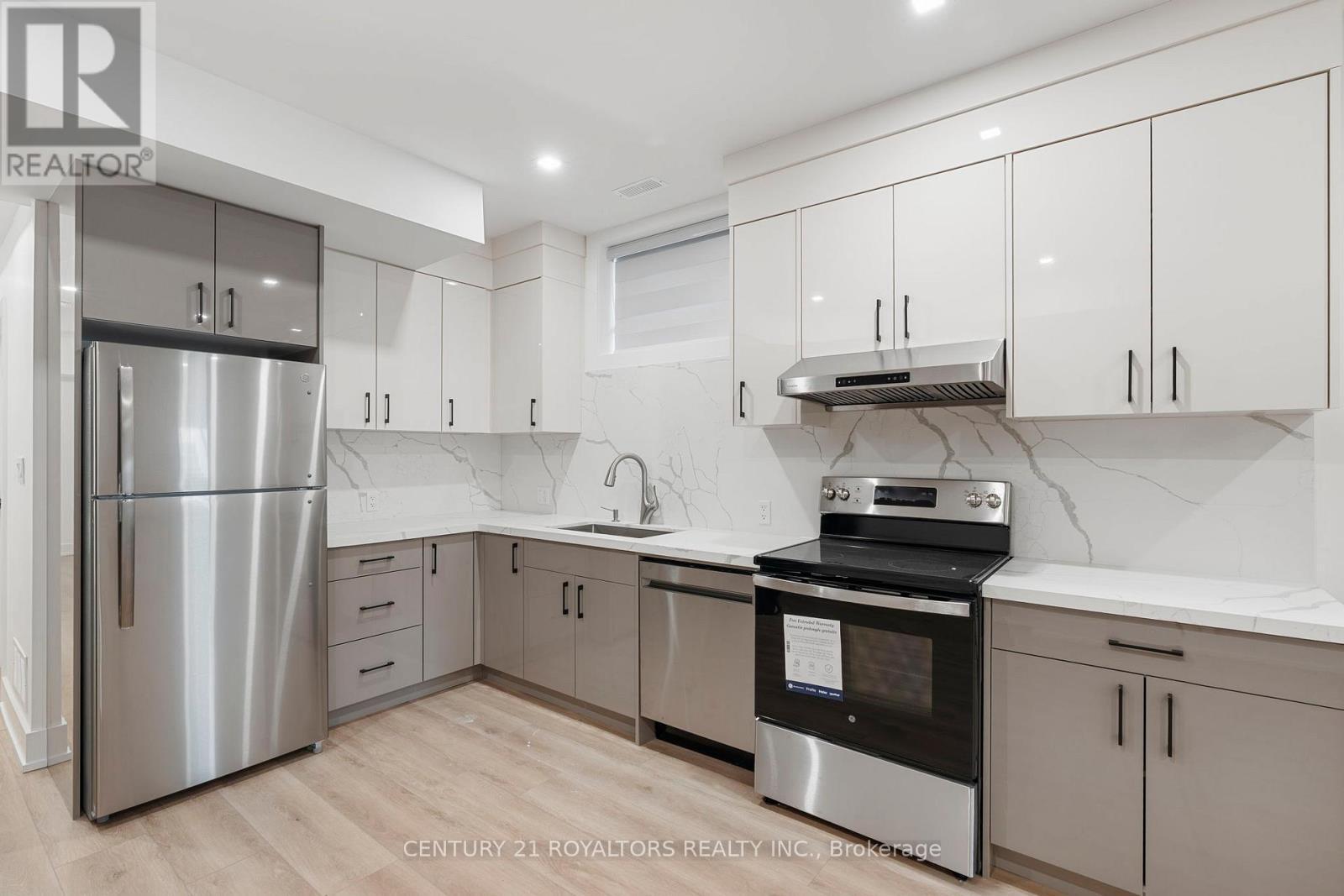 5B Pine Avenue N, Mississauga, ON - Indoor Photo Showing Kitchen With Upgraded Kitchen