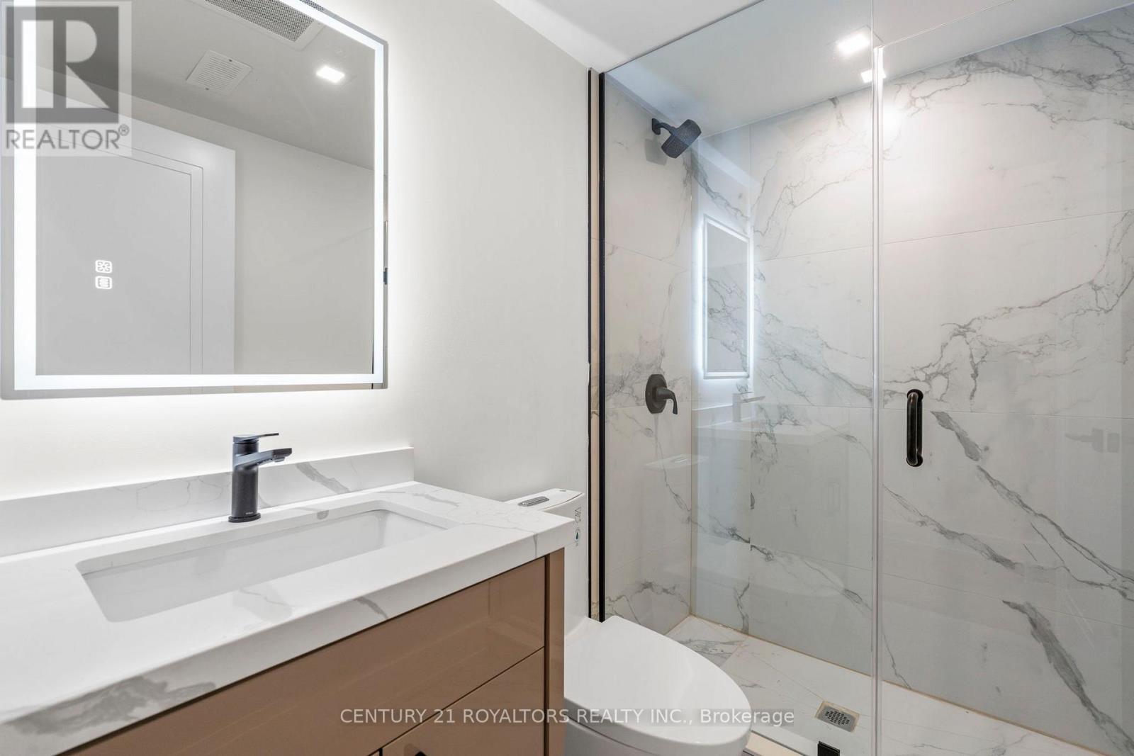 5B Pine Avenue N, Mississauga, ON - Indoor Photo Showing Bathroom