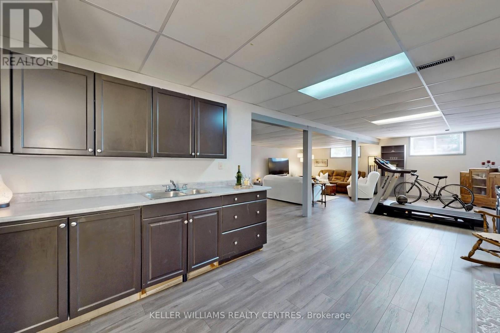 121 Queen Street, Kawartha Lakes, ON - Indoor Photo Showing Gym Room