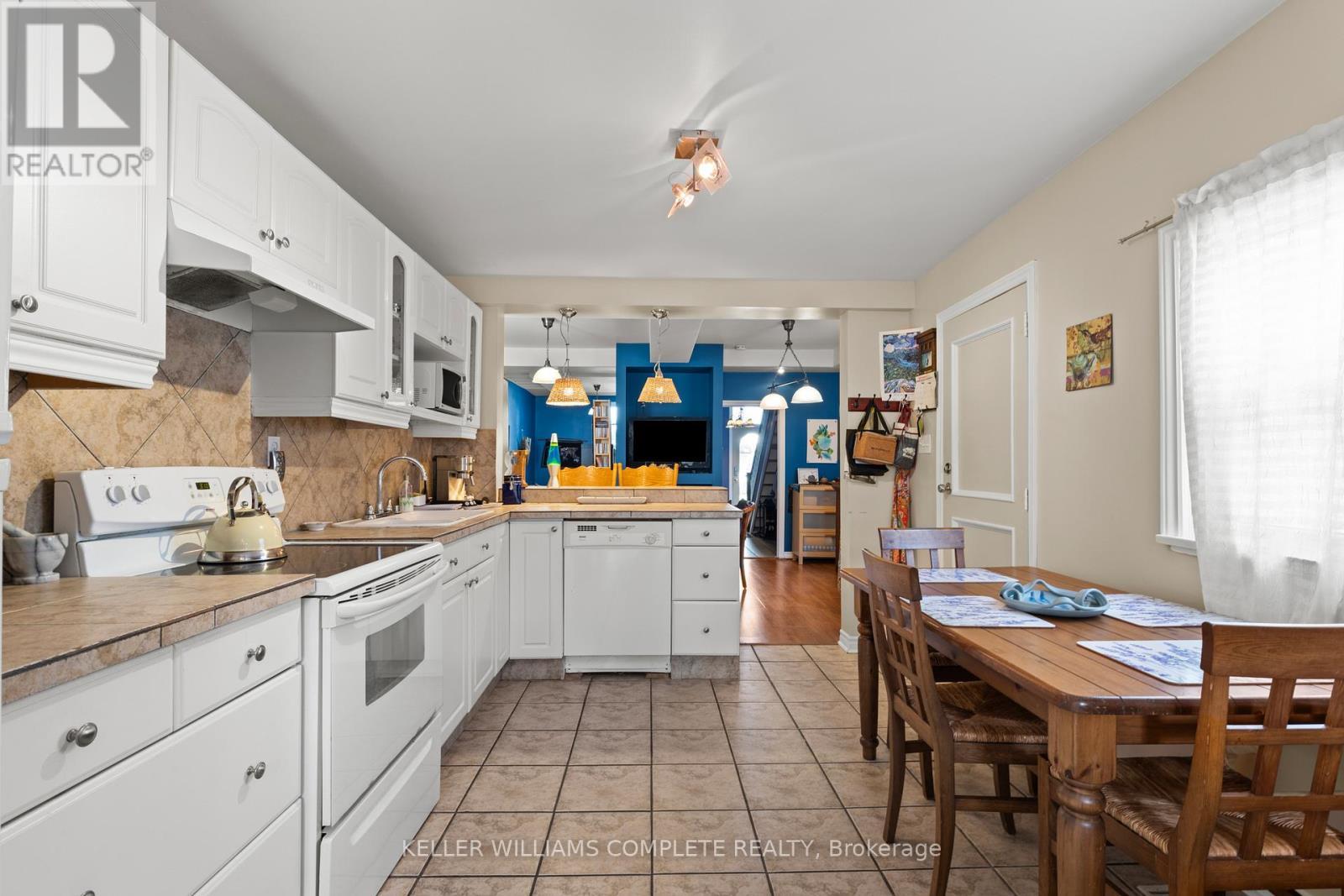 25 Chatham Street, Hamilton, ON - Indoor Photo Showing Kitchen