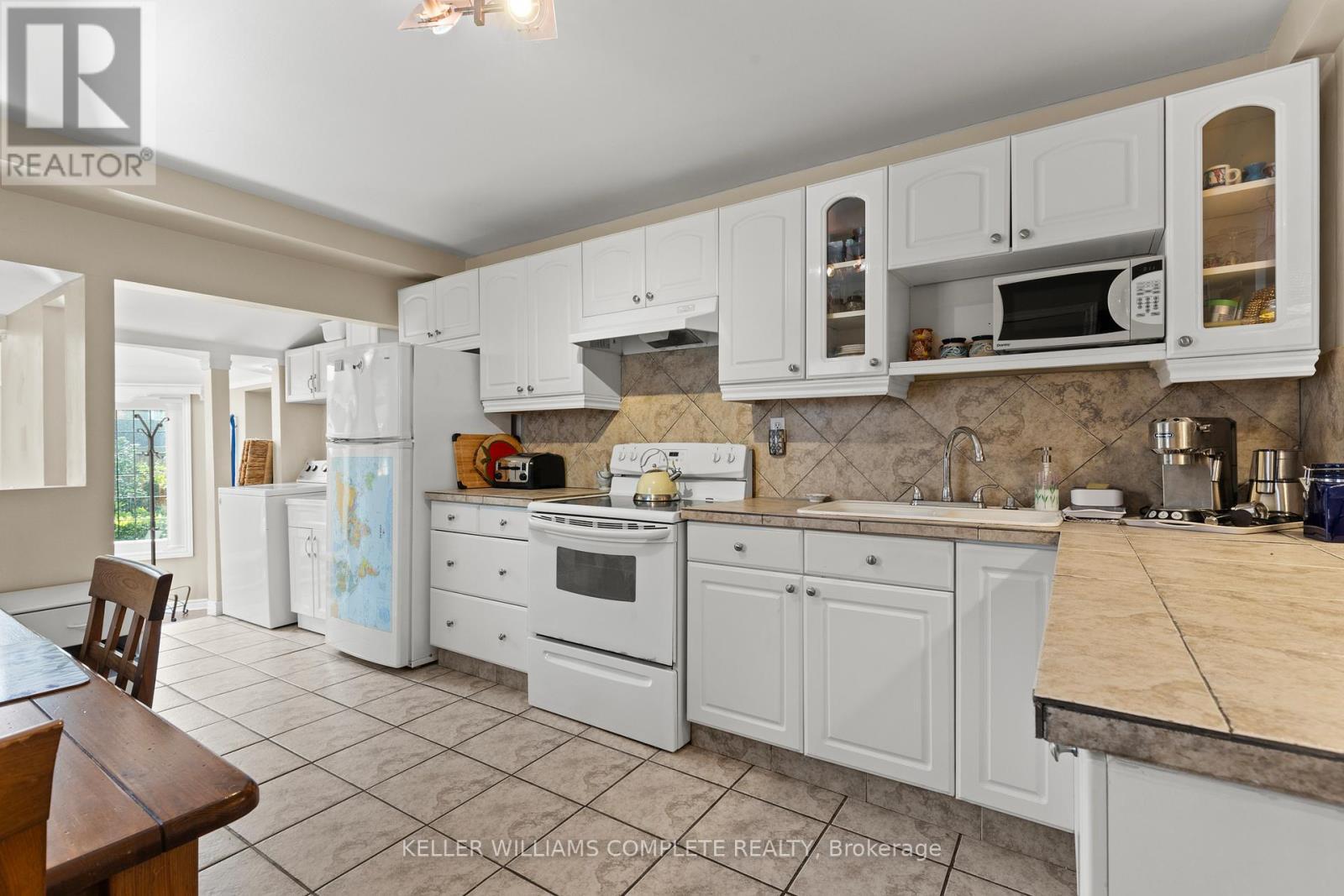 25 Chatham Street, Hamilton, ON - Indoor Photo Showing Kitchen