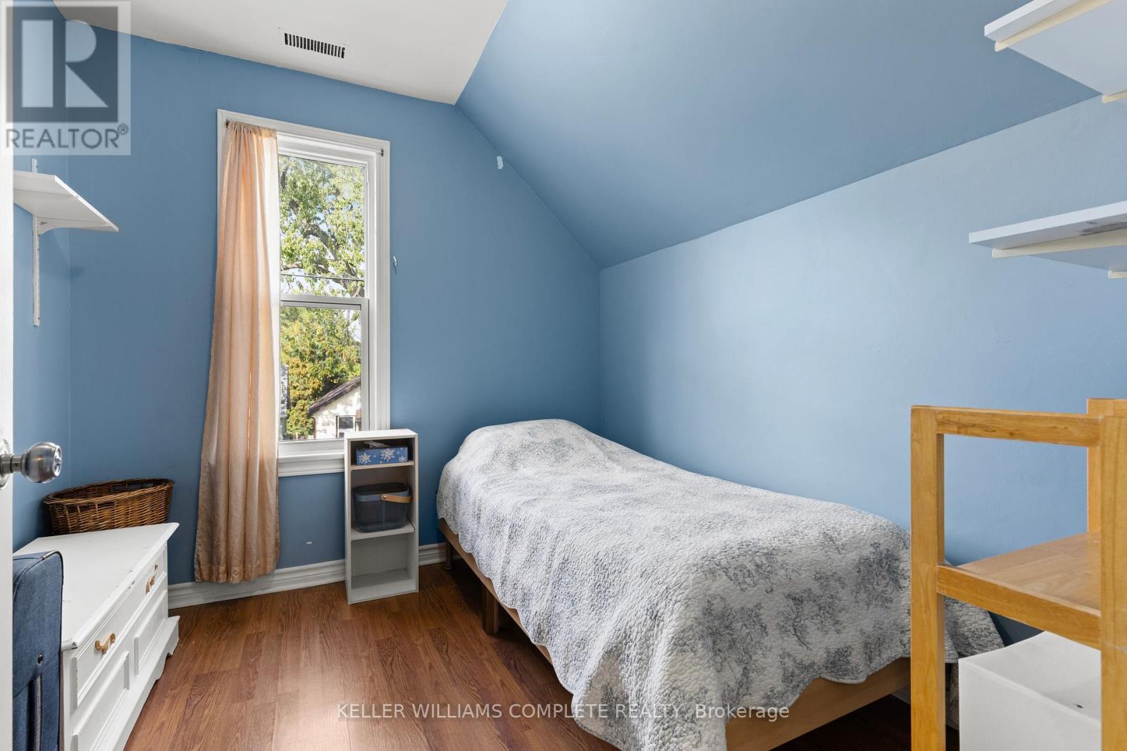 25 Chatham Street, Hamilton, ON - Indoor Photo Showing Bedroom