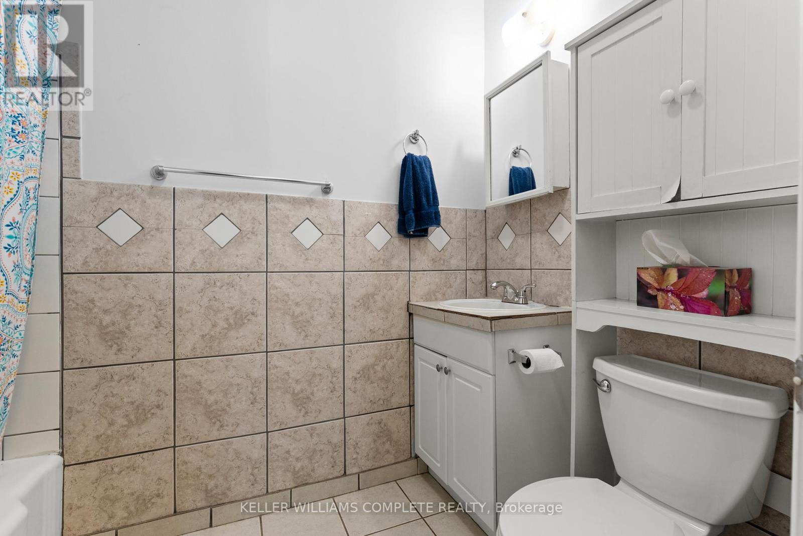 25 Chatham Street, Hamilton, ON - Indoor Photo Showing Bathroom