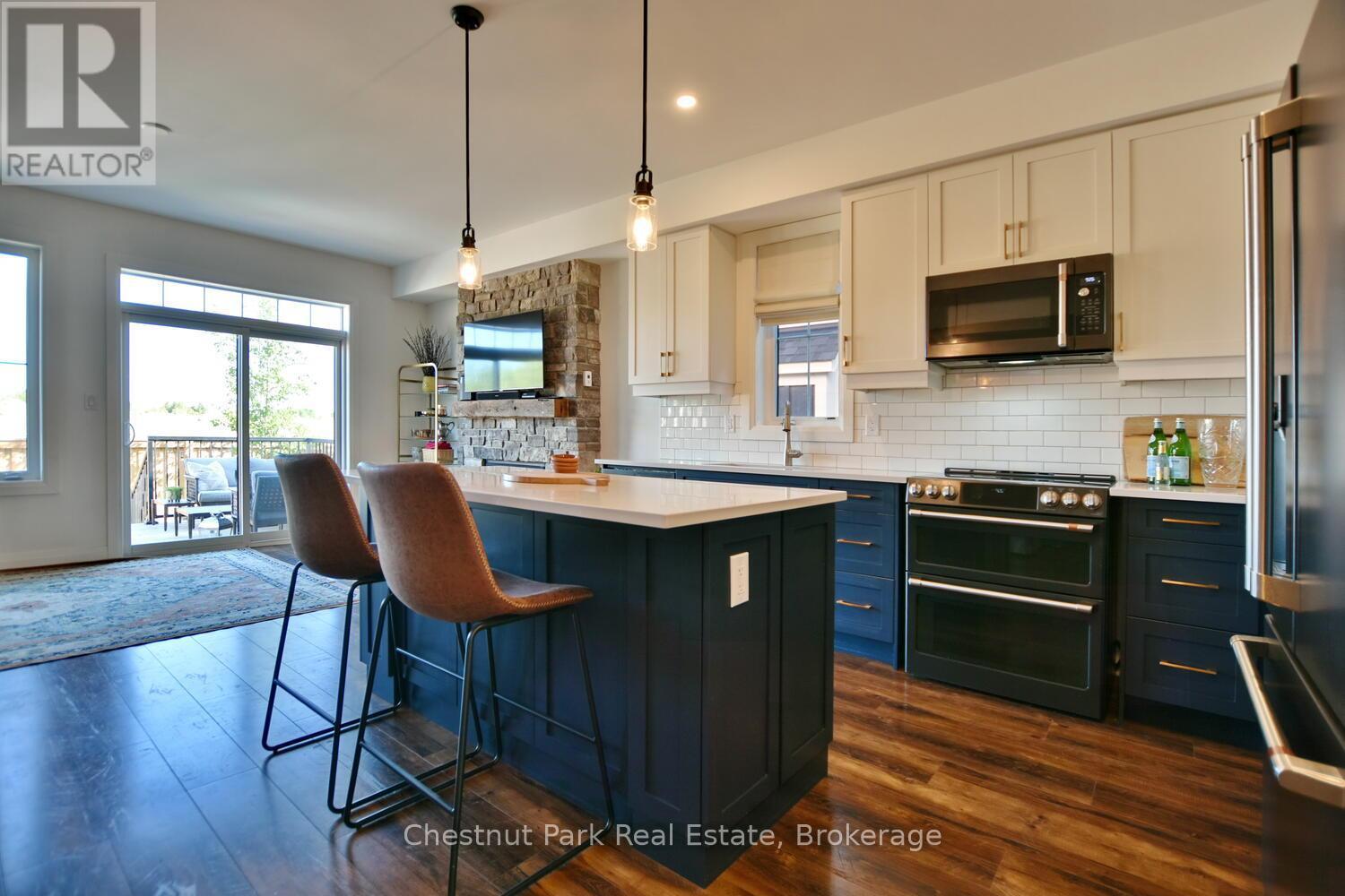 146 Red Pine Street, Blue Mountains, ON - Indoor Photo Showing Kitchen With Upgraded Kitchen