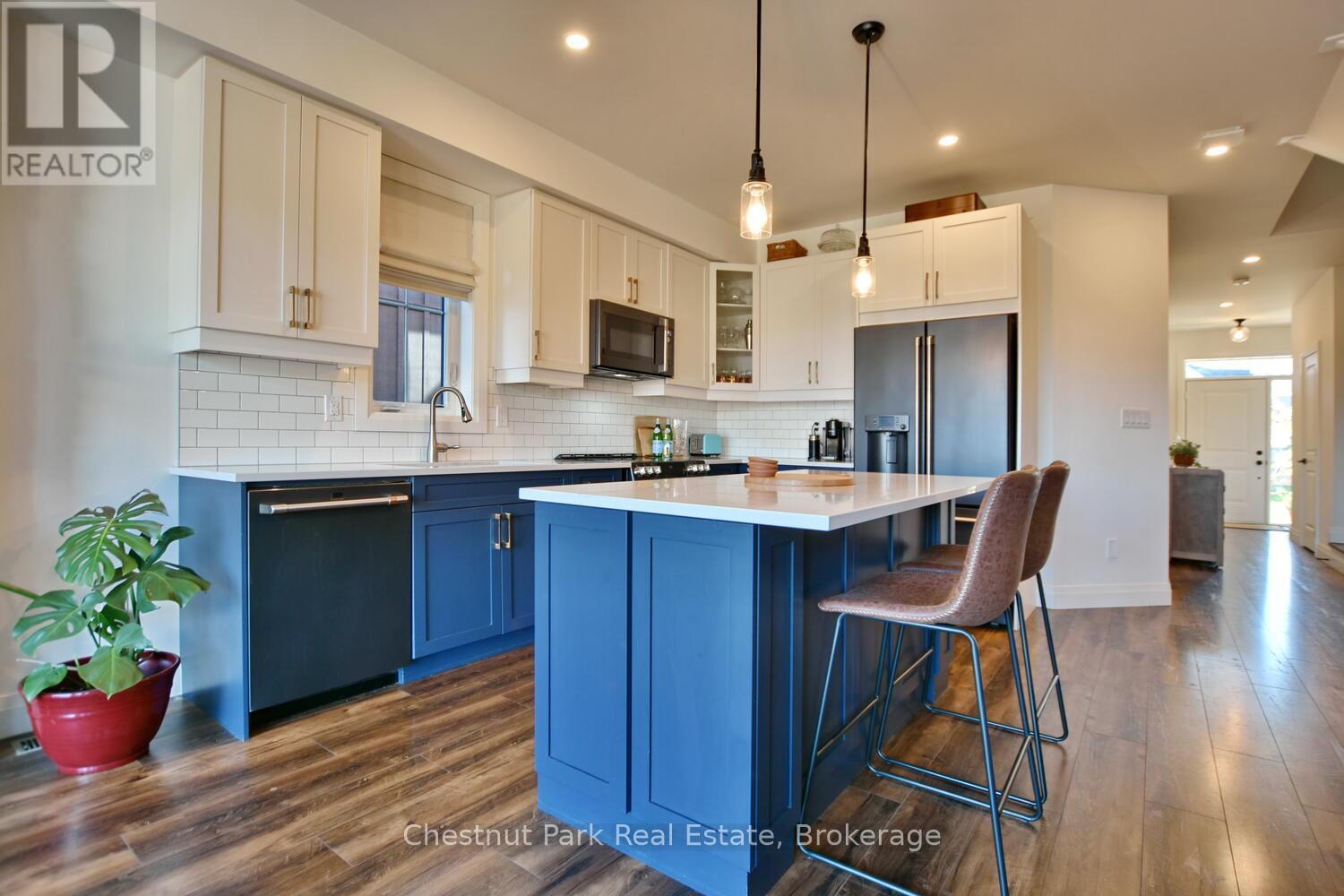146 Red Pine Street, Blue Mountains, ON - Indoor Photo Showing Kitchen With Upgraded Kitchen